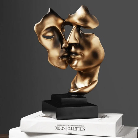 Escultura "El beso de oro"